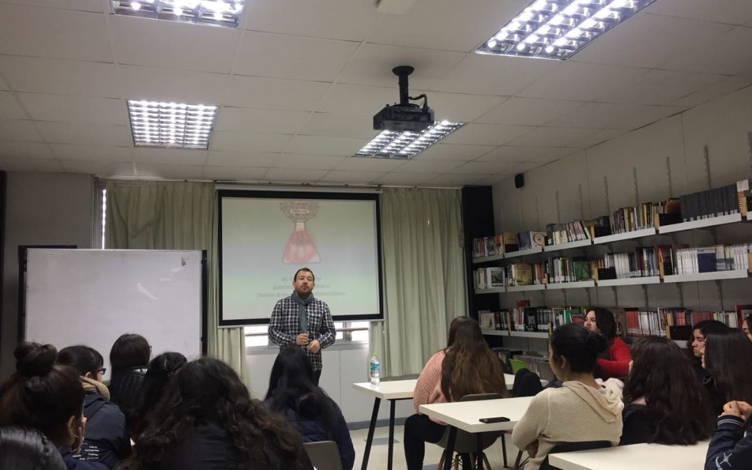 Estudiantes del electivo científico III° Medio asiste a charla dictada por Doctor en Ciencias