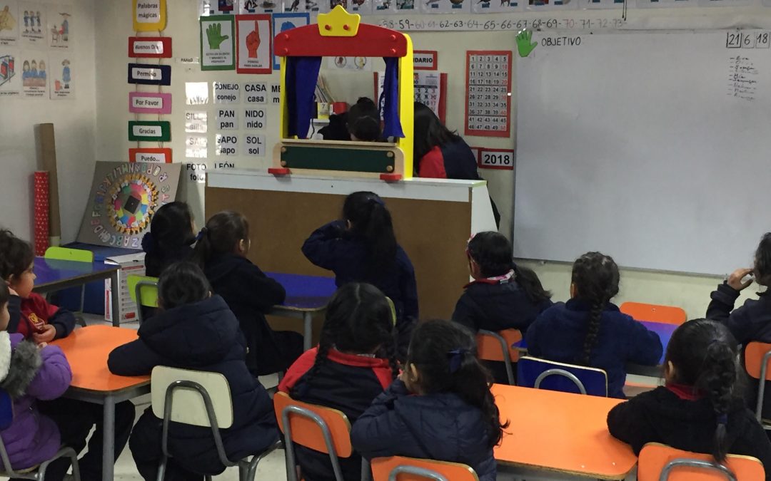 Estudiantes de 8° Básico presentan obra de teatro a estudiantes de Kinder